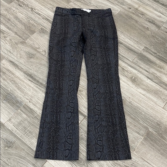 Lyla Renai Alligator Print Golf Pants, Size S - Picture 2 of 9